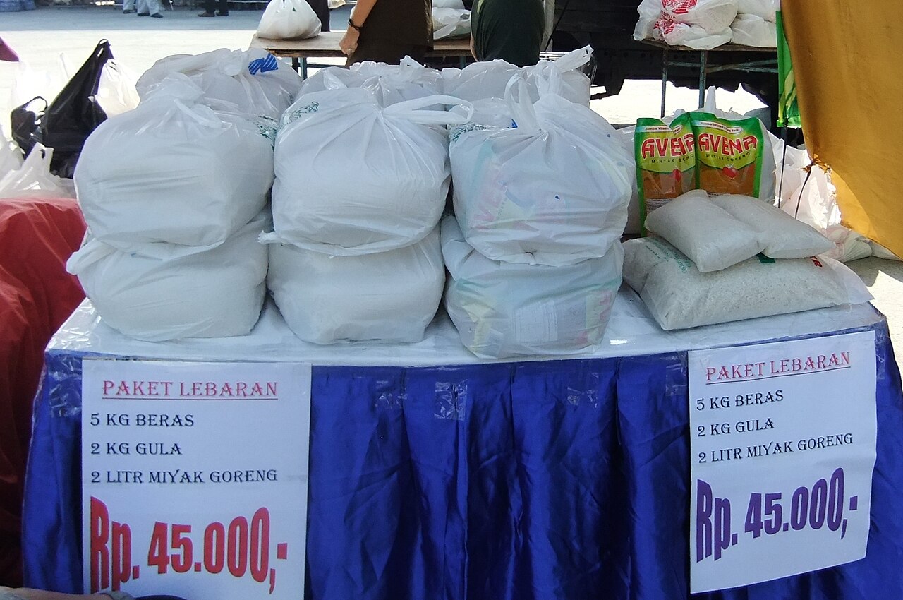 Penyaluran bansos busang
